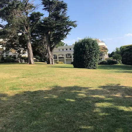 Dans Un Parc Résidentiel Proche *